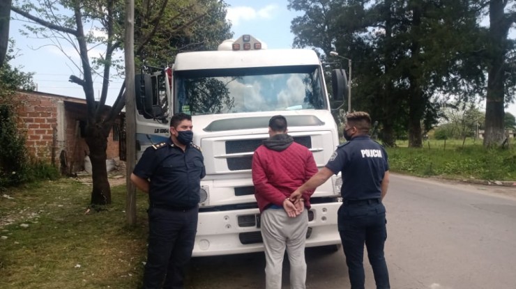 Robaron un camión en La Plata, los detuvieron en Bosques